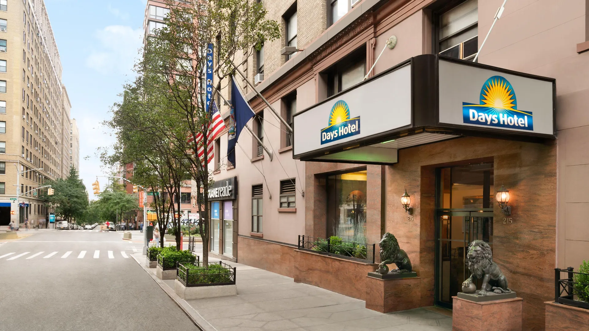 13 Airport-Friendly Hotels Near Broadway That Actually Deliver