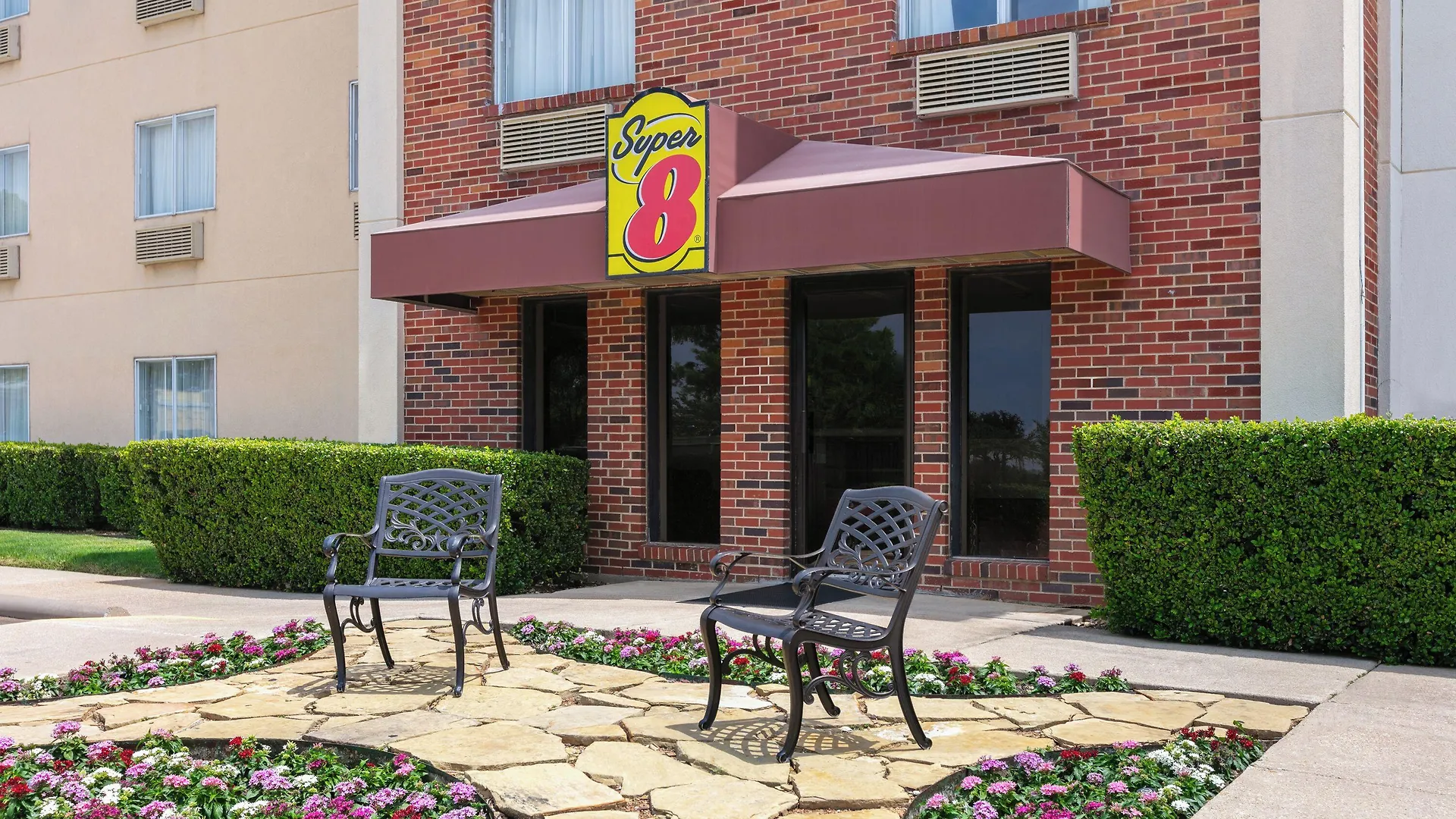 15 Business Hotels Close to American Airlines CR Smith Museum