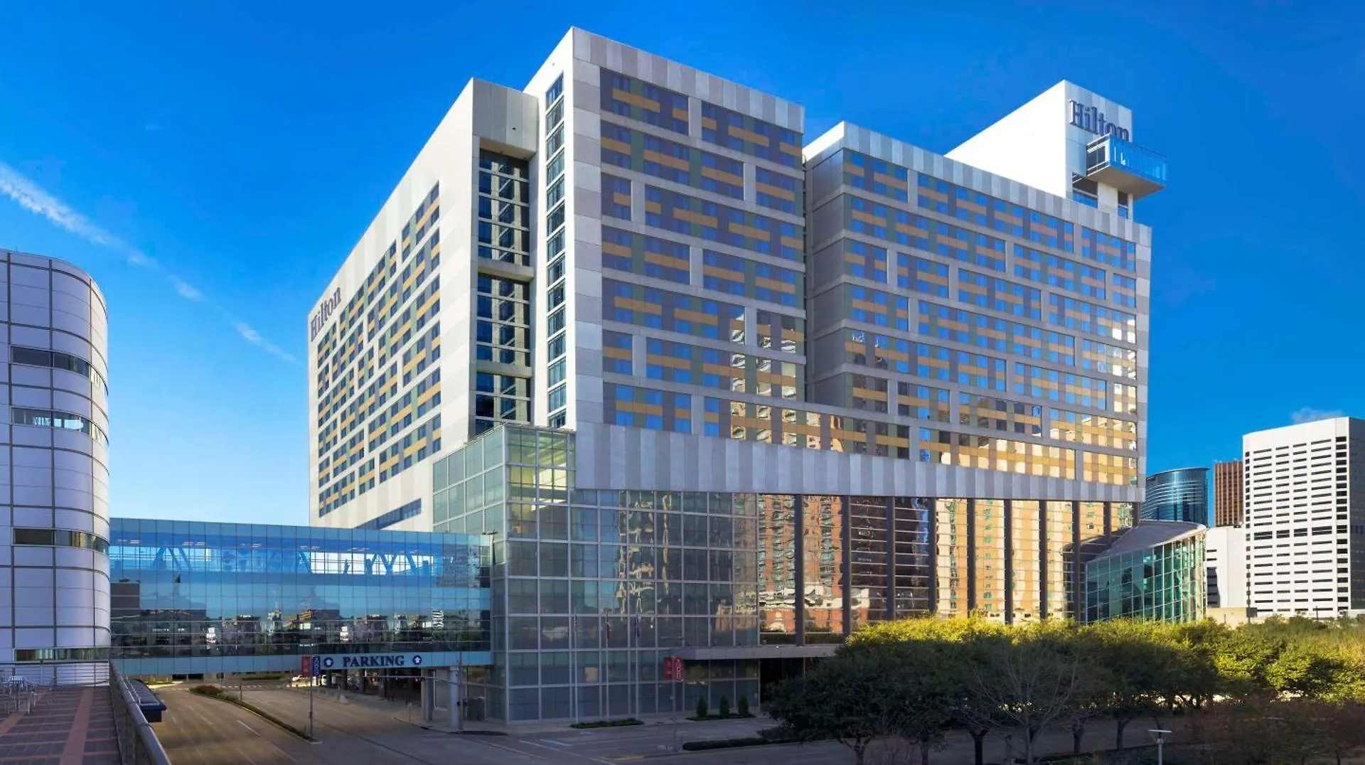 6 Romantic Hotels in Downtown Houston for Couples