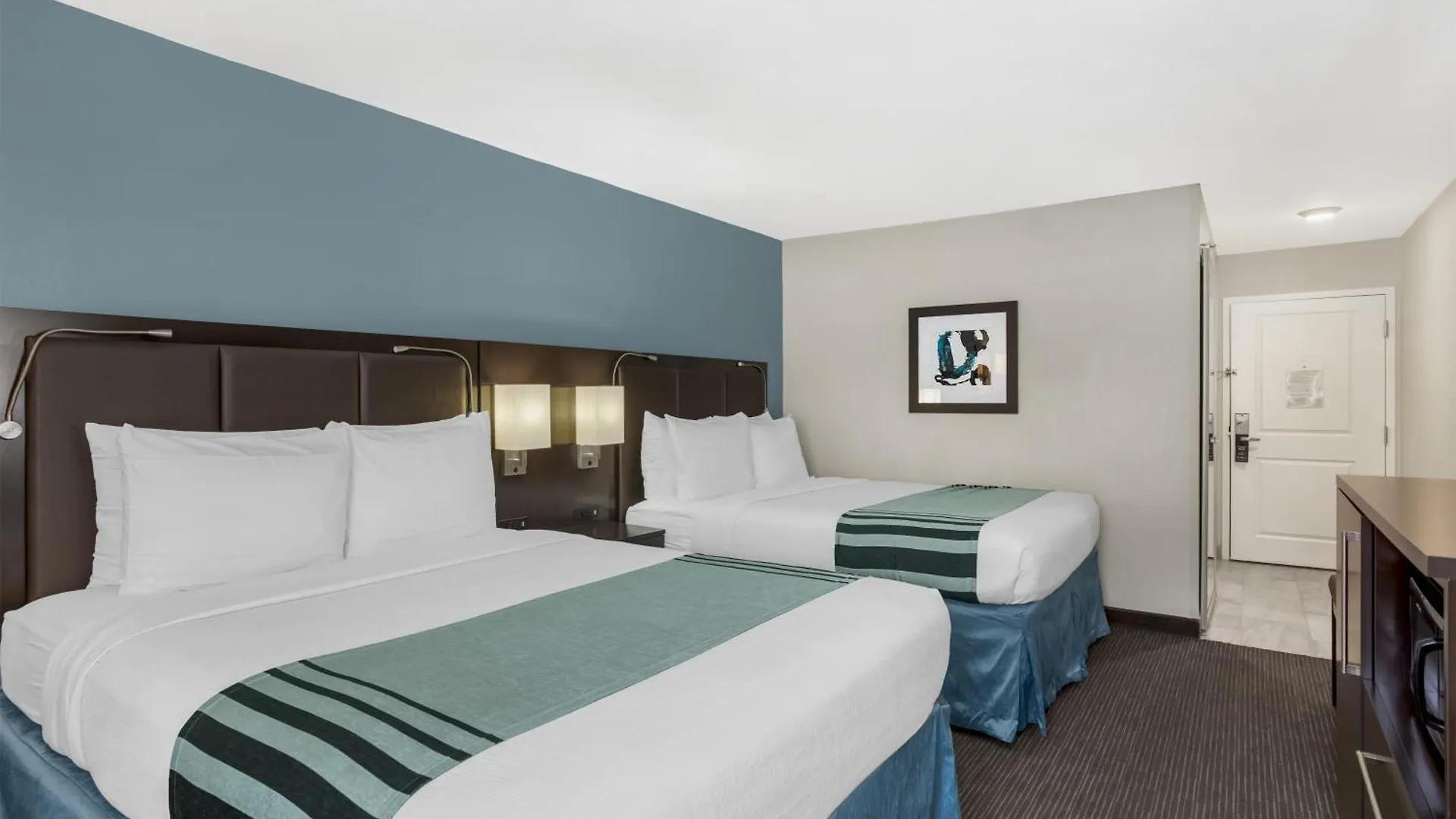 11 Business Hotels Near Knott House Museum for Working Travelers