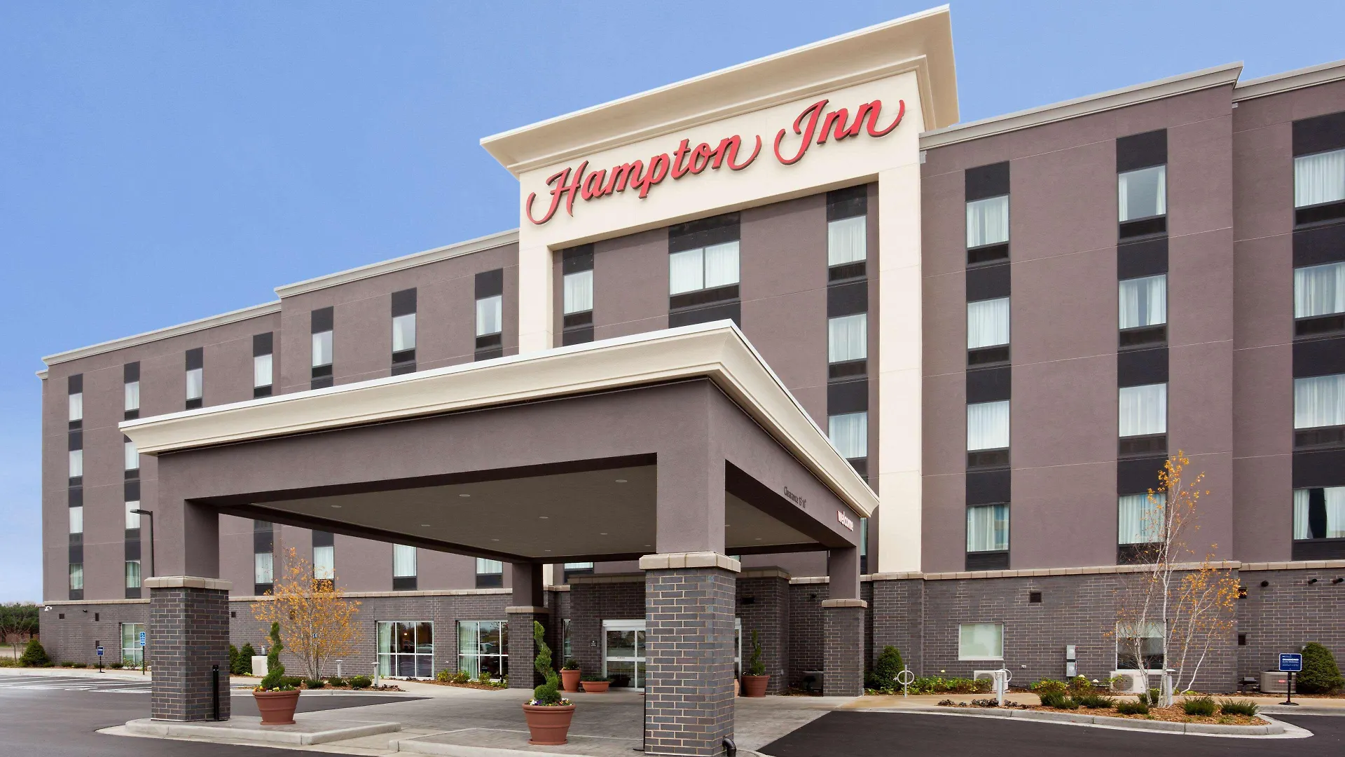 Staying Near Mount Normandale Lake Park: 4 Three-Star Hotels Compared