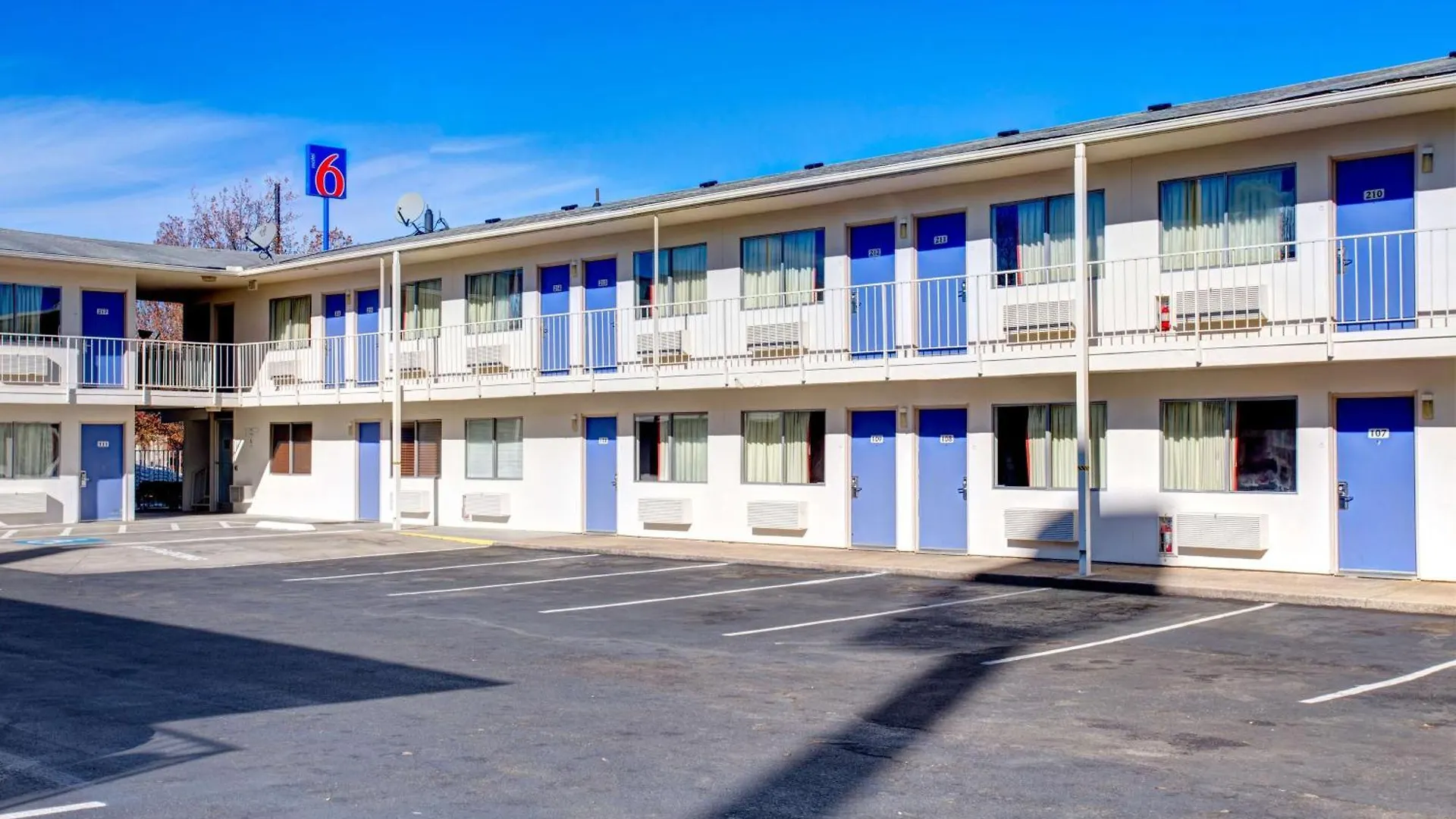 5 Smart 3-Star Hotels Near Jackson Heights Shopping Center