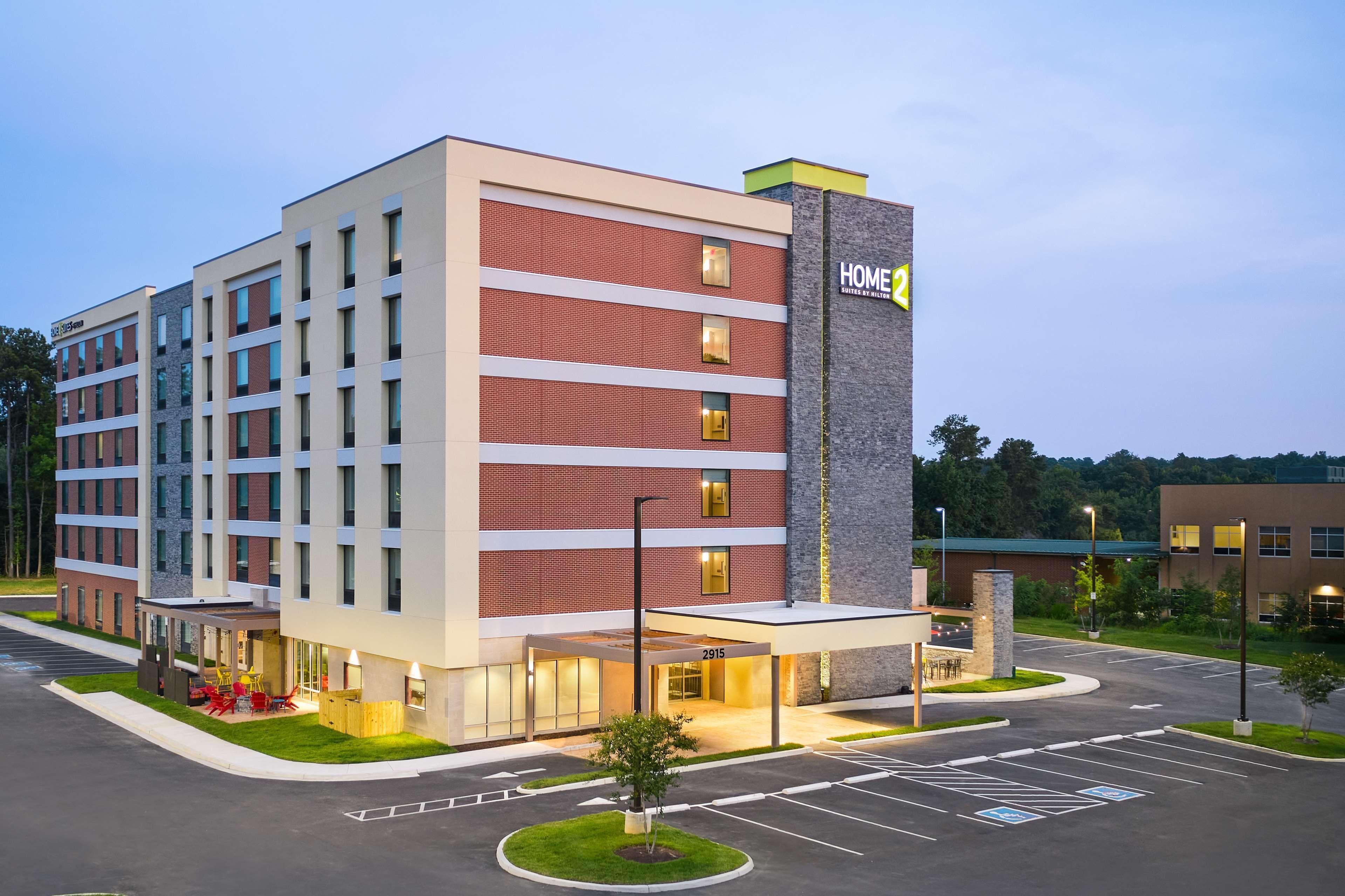 7 Business Hotels Near Virginia House Museum Worth Booking