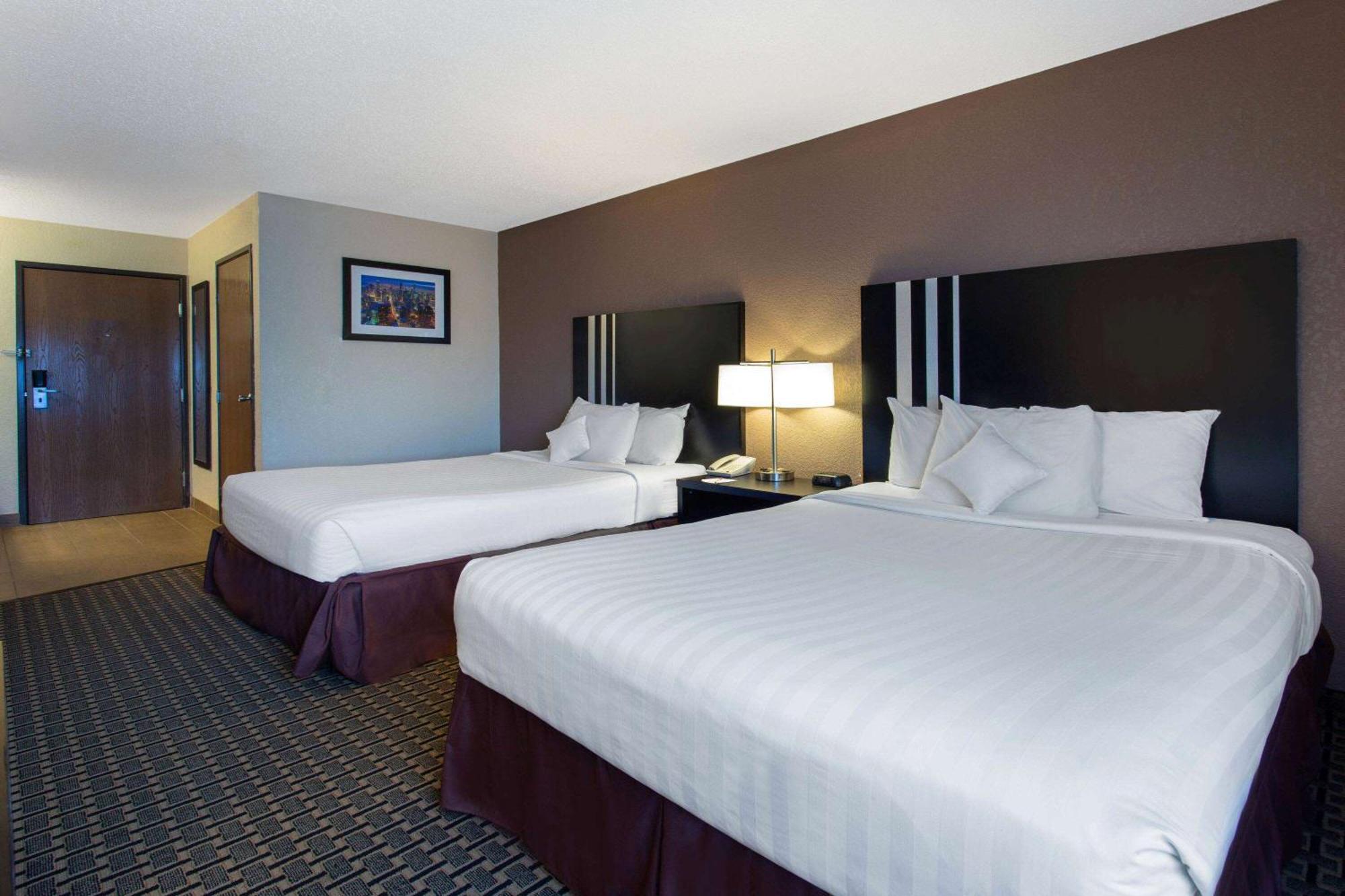 4 Exceptional Design Hotels Near Odeum Sports and Expo