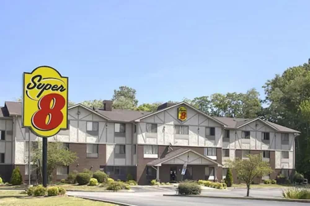 Staying Near Edgar Allan Poe Museum: 4 Three-Star Hotels Compared