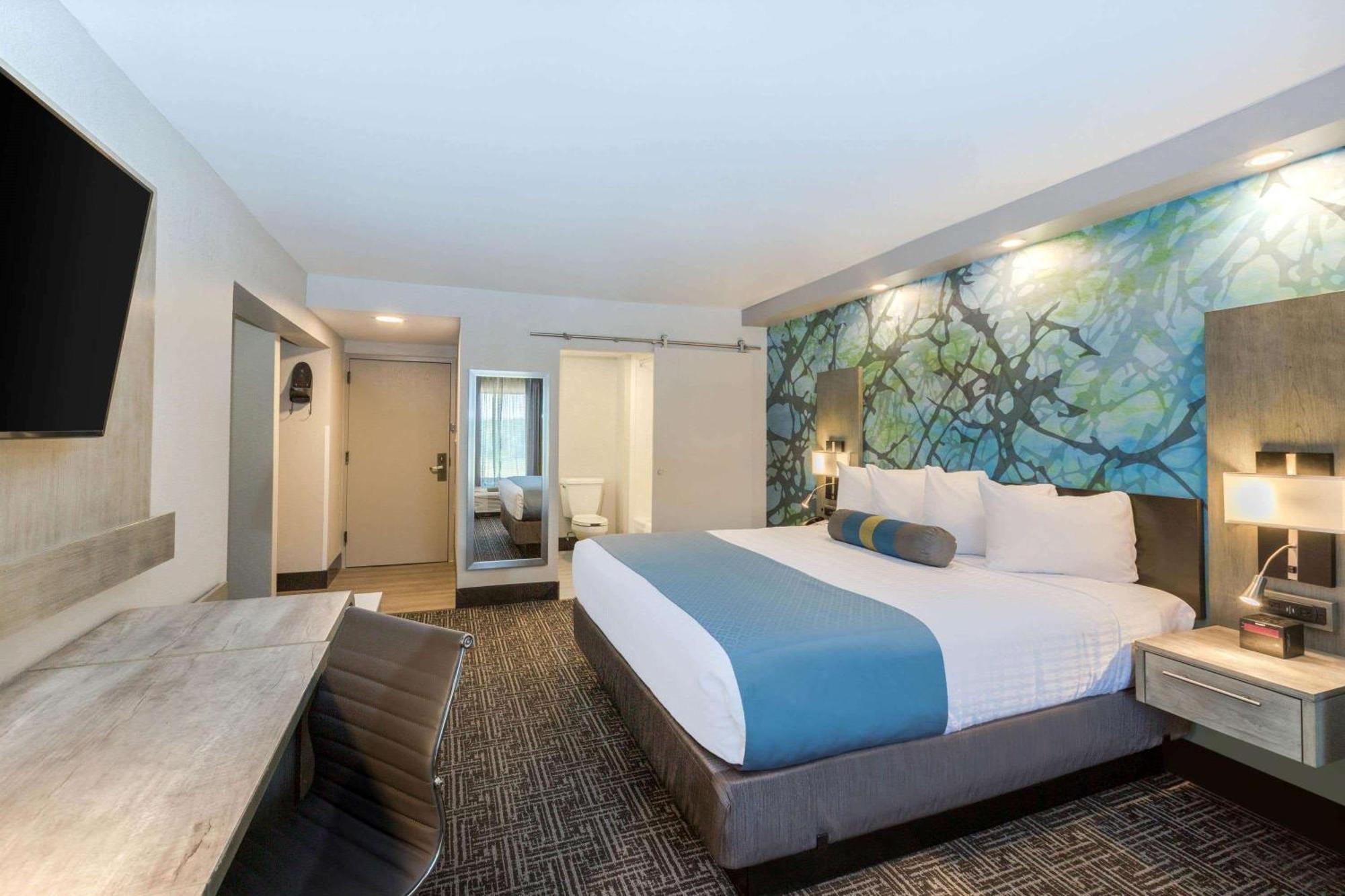 Staying Near Bellshire Shopping Center: 4 Budget Hotels Compared